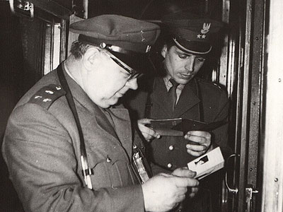 Pasová kontrola ve vlaku 60. léta 20. století
